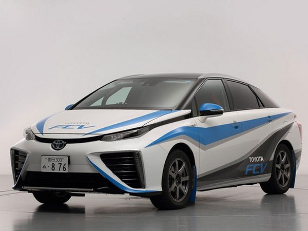 Sedan Sel Surya Toyota