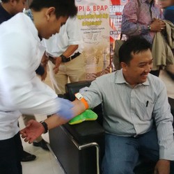 Tiba di Kantor, Menpora Langsung Periksa Darah