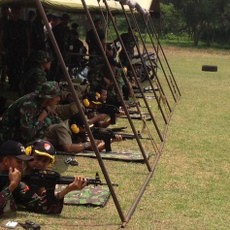 Saat Camat Belajar Menembak dengan Senapan Serbu SS2, Menyenangkan!