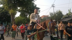 Pulang ke Kampung Halaman di Sidoarjo, Menpora Diarak Naik Kuda