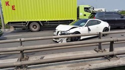 Mobil Sport Ringsek Usai Alami Kecelakaan di Tol Kelapa Gading