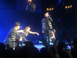 B.A.P Juga Dilempari Bra dan Celana Dalam di Music Bank in Mexico