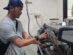 Rio Dewanto Coba Berbagai Jenis Kopi dari Berbagai Daerah Indonesia