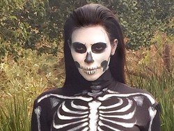 Seram! Kim Kardashian Kenakan Kostum Tengkorak untuk Halloween