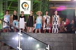 Foto: Fashion Show di Tengah Jalan Jakarta yang Mencuri Perhatian