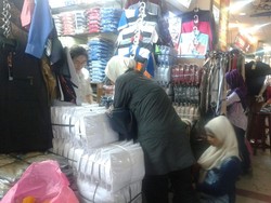 Kemeja Putih Jokowi Laris Manis di Tanah Abang