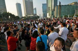 Saat Jokowi Jalan Kaki dari Istana ke Bundaran HI di Tengah Sapaan Heboh Warga