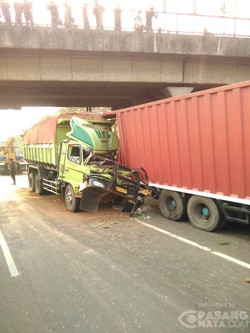 Tabrak Truk Boks di Cikampek, Sebuah Truk Rusak Parah