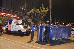 Tabrak Pembatas Jalan, Angkot Terbalik di Margonda Depok