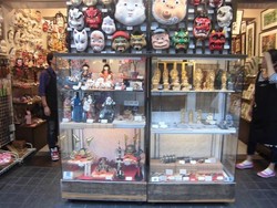 Di Kuil Ini, Usai Berdoa Bisa Langsung Belanja