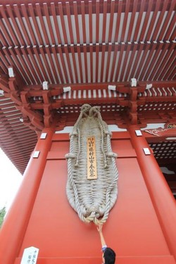 Wow! Ada Sandal Raksasa 400 Kg di Tokyo
