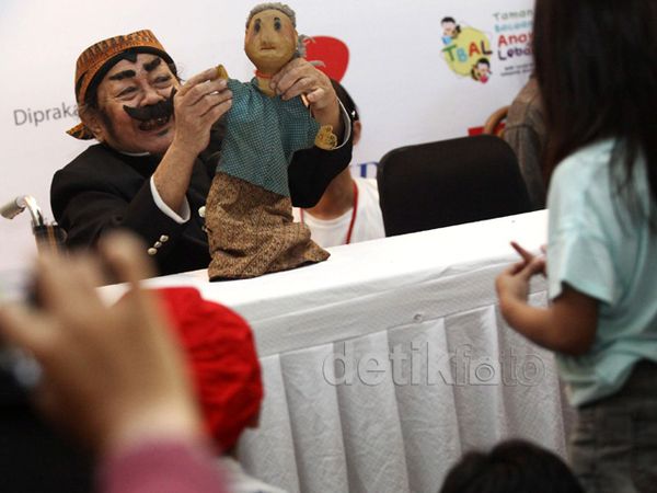 Saat Pak Raden Asyik Mendongeng