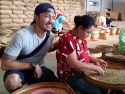 Dua Kali Belajar Jadi Barista, Rio Dewanto Masih Penasaran dengan Kopi