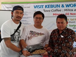 Tim Filosofi Kopi Berikan 10 Ribu Benih Kopi Robusta ke Petani Merapi