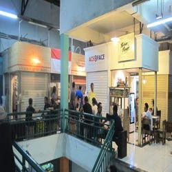 Pasar Santa: Di Atas Gaul, di Bawah Sembako