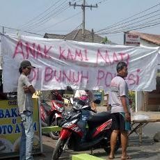 Tahanan Tewas Diduga Dianiaya Polisi, Warga Marah dan Blokir Jalan