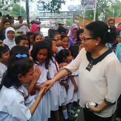 Serunya Saat Menteri Yohana Bercengkrama dan Berpelukan dengan Anak-anak SD