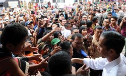 Cara Paspampres Mengamankan Jokowi yang Naik Turun Mobil Demi Menyapa Warga
