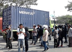 Demo soal BBM, Mahasiswa Makassar Sandera Truk Kontainer