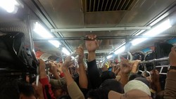 Berhimpitan di Commuter Line di Pagi Hari Adalah Hal Lumrah?