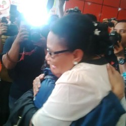 Tinjau Pembagian Kartu Sakti Jokowi, Menteri Yohana Dipeluk Warga