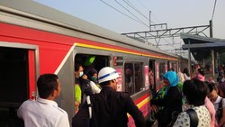 Terlambat 1 Jam, Commuter Line Wajib Kembalikan Tiket 100 Persen