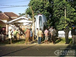 Kecelakaan, Mobil Silver ini Nyangkut dan Berdiri di Jalan