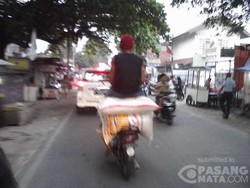 Jangan Ditiru! Penumpang Motor Ini Nangkring di Karung Beras