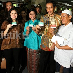 Kartu Sakti Sudah Dibagikan, Apakah Tanda Harga BBM Segera Naik?