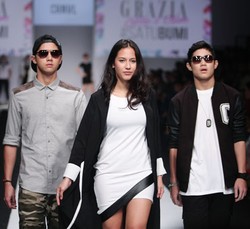 Foto: Mengintip Busana Rancangan Selebriti di Jakarta Fashion Week 2015