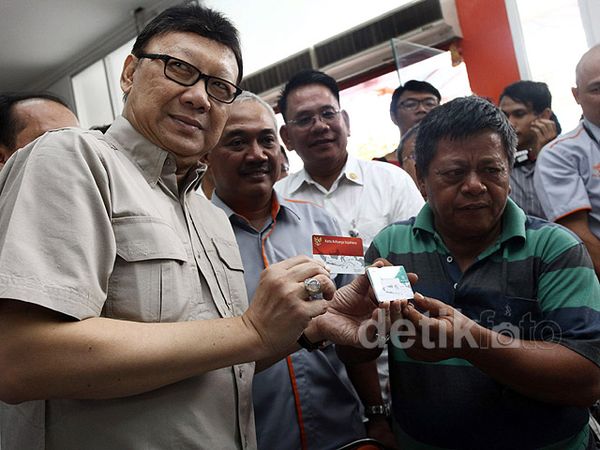 Mendagri Pantau Pembagian KIP, KIS dan KKS