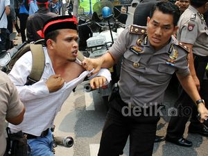 Pendemo dan Polisi Bentrok di Pekanbaru