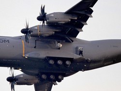 Ini Aksi Gila Tom Cruise Gelantungan di Pesawat