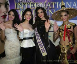 Transgender Adu Seksi Dalam Kontes Kecantikan di Thailand