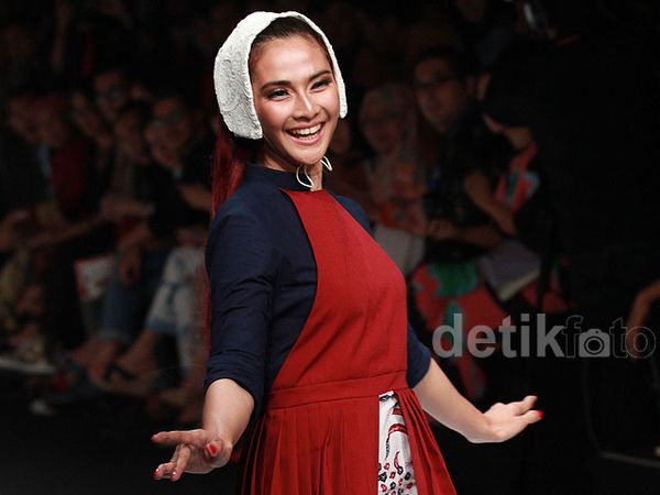Aih, Maudy Koesnaedi Sumringah di Catwalk