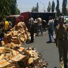 Serempet Bus Moedah, Truk Muat Minuman Instan Terguling