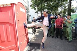 Ciaaat! Ridwan Kamil Tendang Toilet Portable