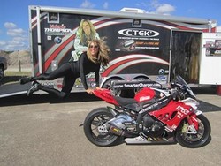 Gokil, Wanita Ini Pacu BMW S1000 RR dengan Kecepatan 350 Km/Jam