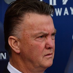 Krisis Bek Tak Terlalu Jadi Soal untuk Van Gaal