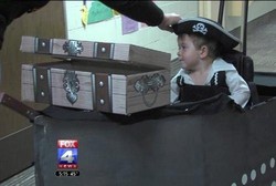 Rayakan Halloween, Ibu Ini Sulap Kursi Roda Anaknya Jadi Kapal Bajak Laut