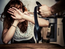 Dipukuli Kekasih, Wanita Ini Telepon 911 untuk Pesan Pizza