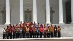 Jokowi-JK Berpose dengan Para Gubernur Bak Foto Kabinet Kerja