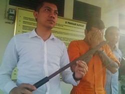 Hanya karena Dijawab Nggak Tahu, Pemuda Bertato ini Tebaskan Parang