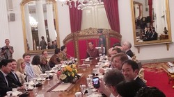 Sambut Investor, Jokowi Presentasi Langsung dan Ajak Foto Bersama