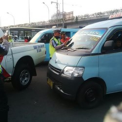 Pak Polisi Beraksi, Angkot Ngetem Sembarangan di Luar Terminal Kp Melayu Ditilang
