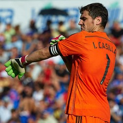 Di Bernabeu, Casillas Ingin Bertukar Kaus dengan Balotelli