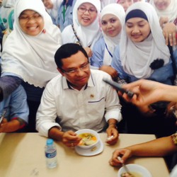 Blusukan Saleh Husin: Kunjungi Pabrik Truk dan Jadi Artis Dadakan