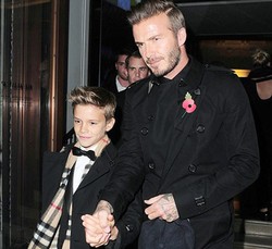 Foto: Diserbu Paparazi, Romeo Beckham Genggam Erat Tangan Ayahnya