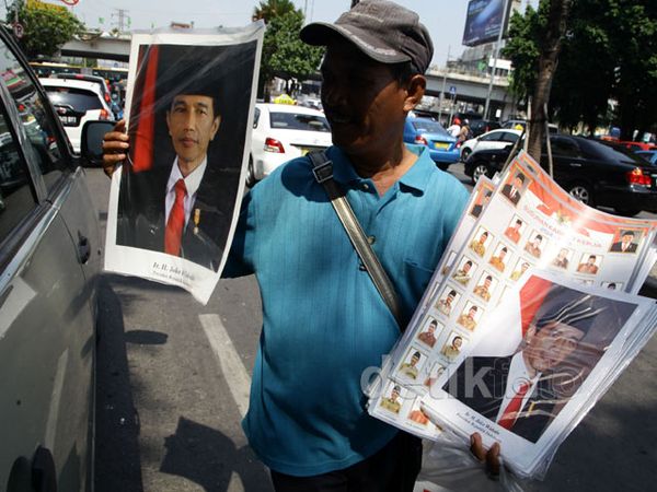 Menjajakan Poster Kabinet Kerja dan Foto Jokowi