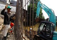 Pembangunan Turap Sungai Ciliwung Dikebut